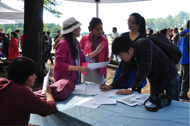 2013 中秋活动现场还有幸邀请到 UConn Homer Babbidge Library 的馆员 钱珺 女士介绍图书馆资源