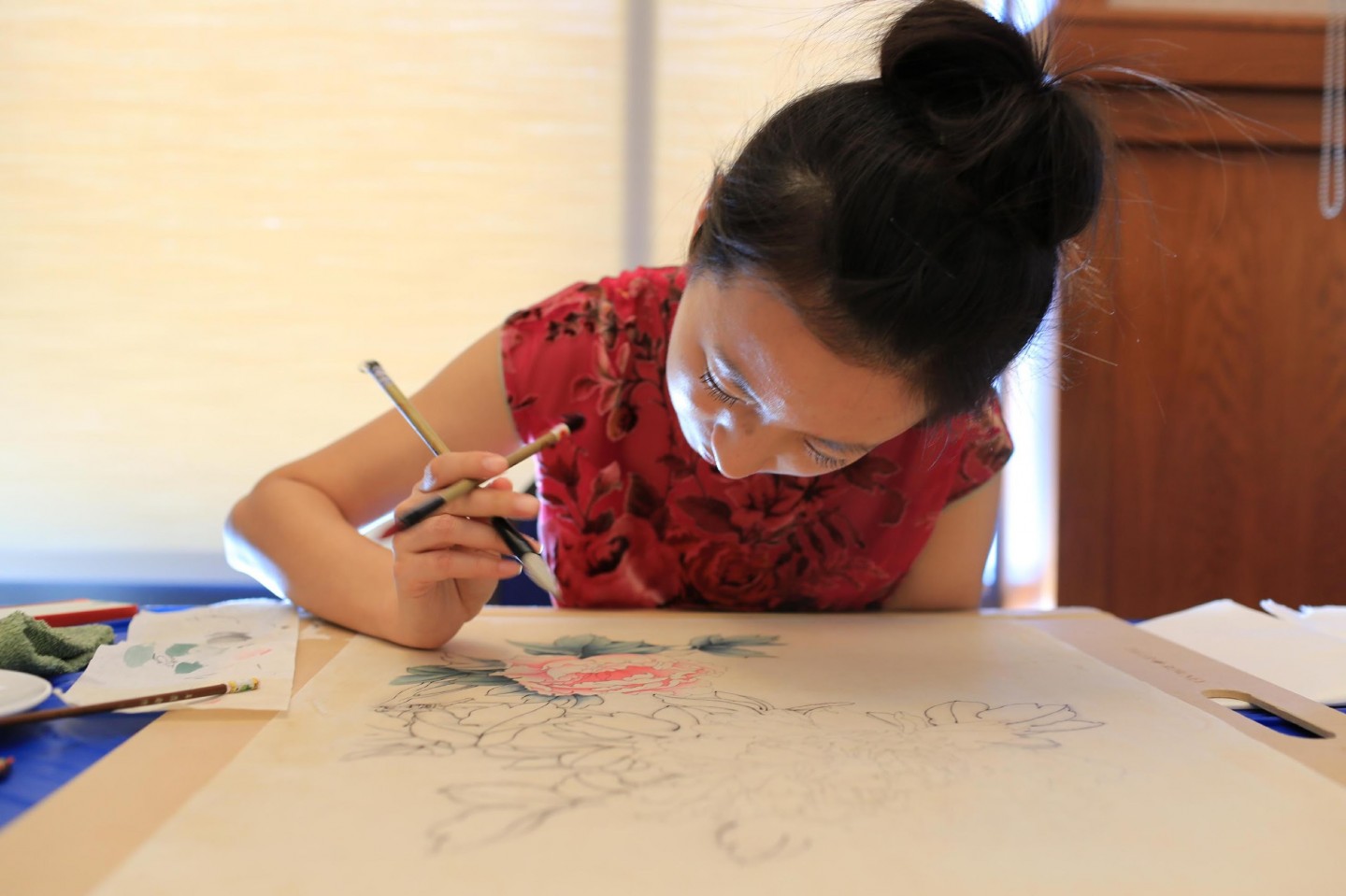 冯鸽同学在 2014 UConn Worldfest 现场创作国画工笔《牡丹》